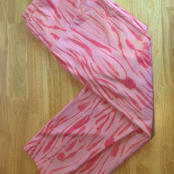 Women's Alive Magnetics Flame Pattern Capri Athletic Leggings Medium - Picture 8 of 8